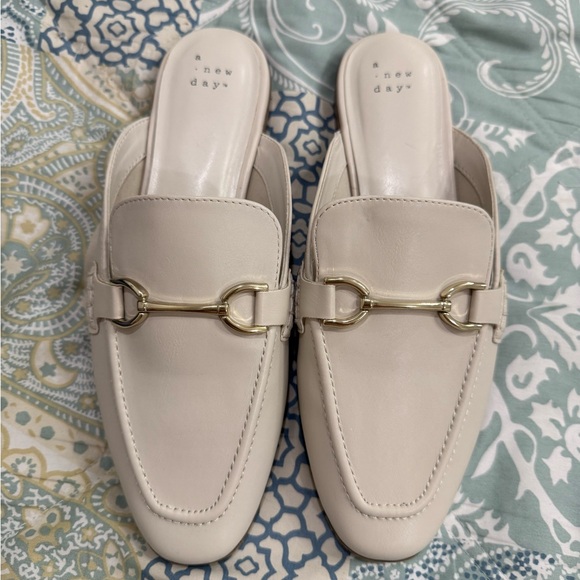 Mules with Gold Accent Cream Color size 8.5 New without Tags - Picture 2 of 6